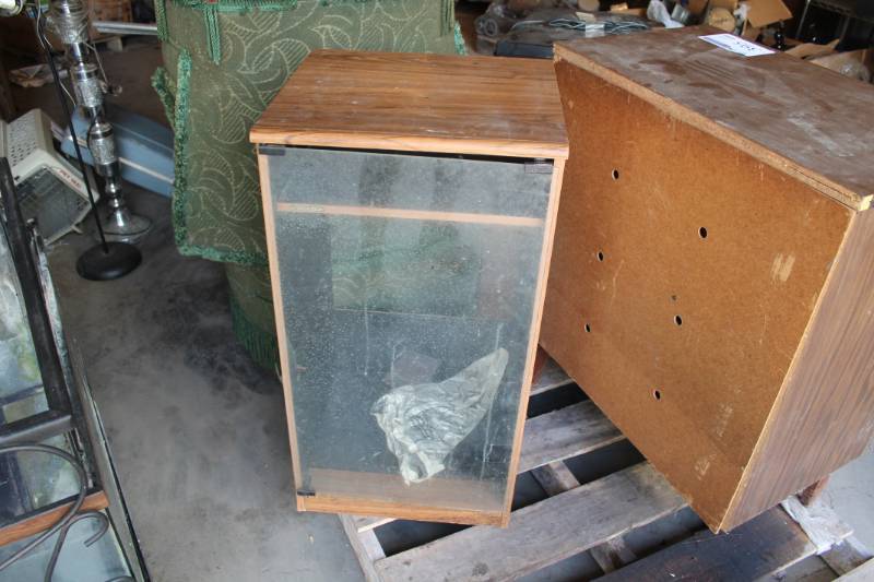 lot 396 image: Entertainment Stand w Glass Door