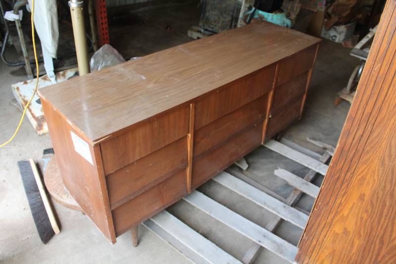 lot 400 image: Dresser w 9-Drawers