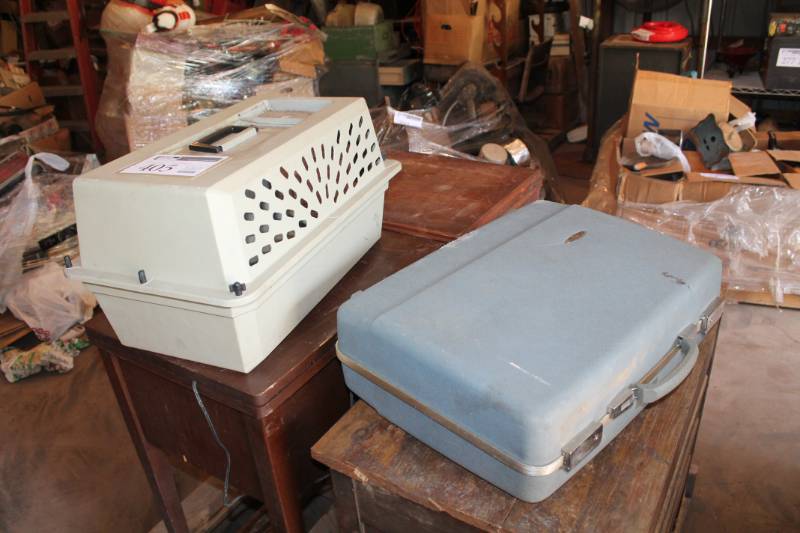 lot 405 image: Petmate Pet Taxi Pet Kennel, Suitcase
