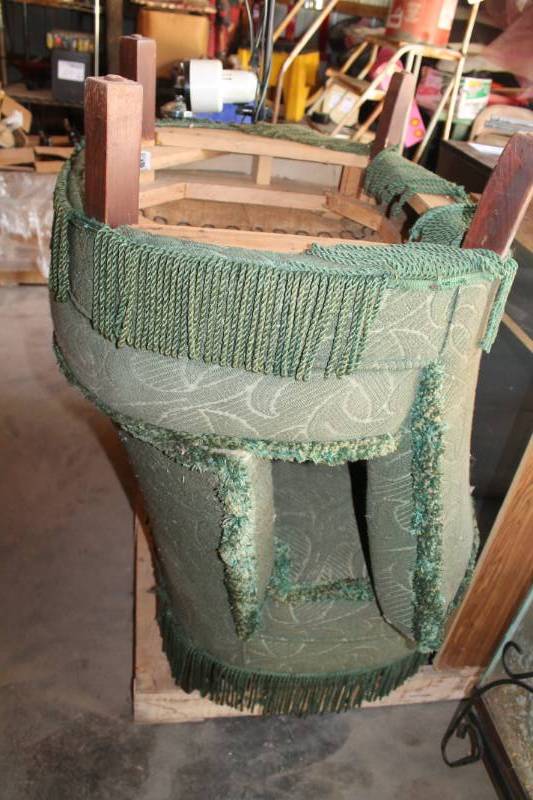 lot 410 image: Lot of (2) Living Room Chairs
