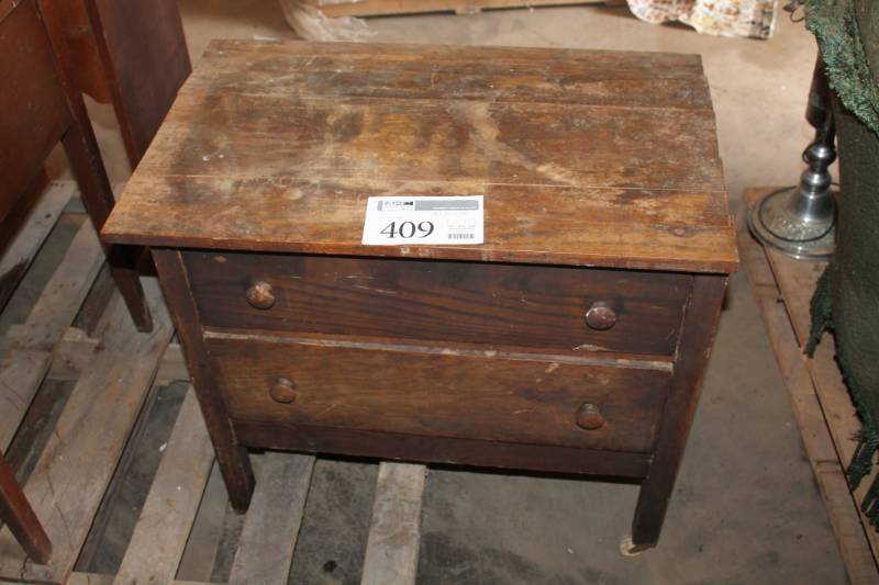 lot 409 image: Dresser