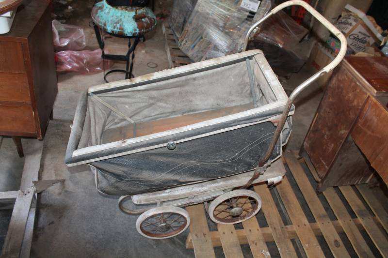 lot 402 image: Stroller Cart