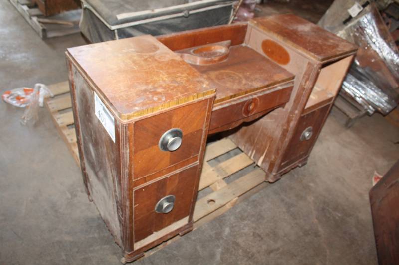 lot 401 image: Beauty Desk