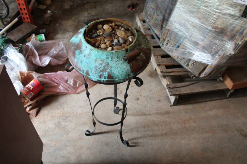 lot 414 image: Copper Bowl Planter w Stand