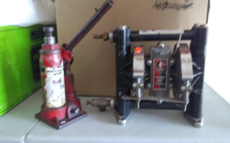 lot 9 image: Graco Husky 307 Pneumatic Pump, Bottle Jack
