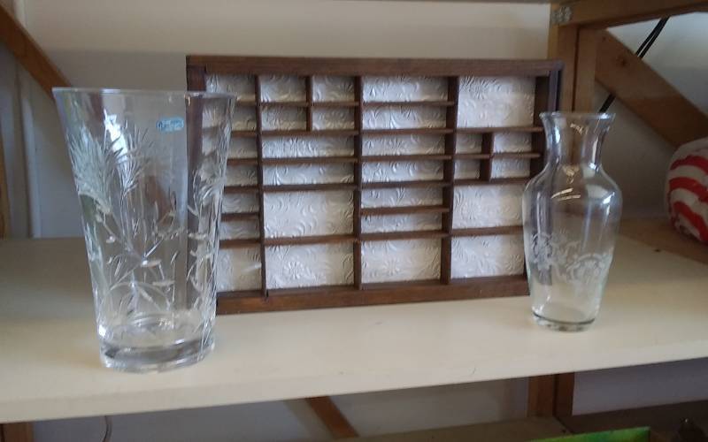 lot 15 image: Printers Tray, 2-Vases (Crystal By I.G. Durand)