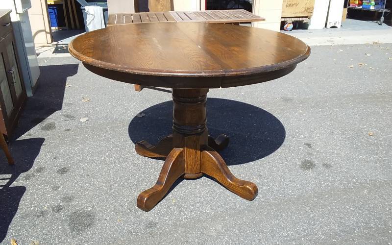 lot 28 image: 48 Round Pedestal Table With 1-18 Leaf