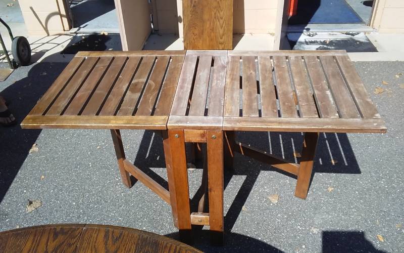 lot 29 image: Folding Wood Gate Leg Table 24x28 With 22 Sides