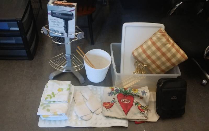 lot 49 image: Tote Bin With Lid Travel Bags, Shower Mat, Shower Organizer, Hangers, Hair Dryer, Sheets, Rug