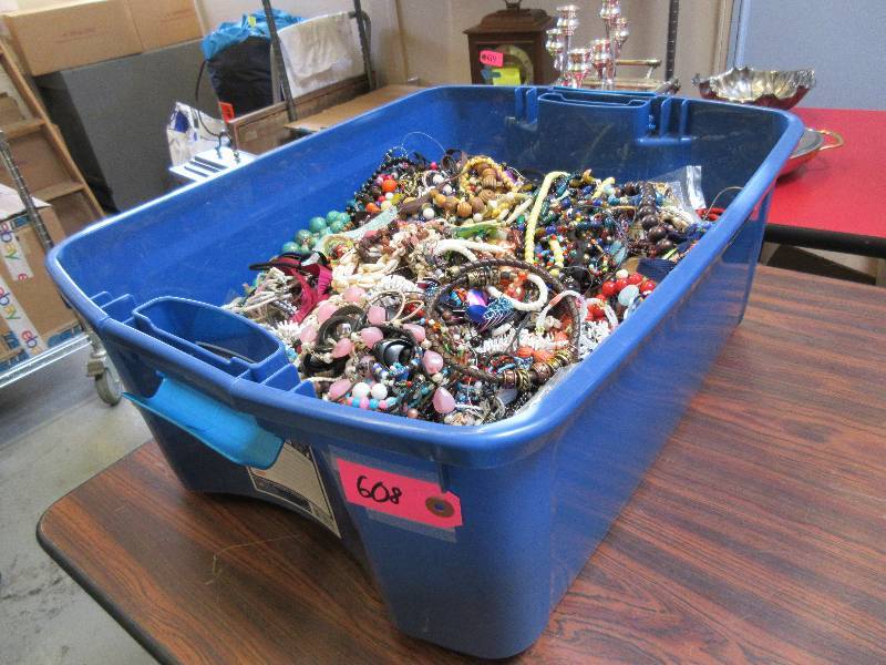 HUGE CRAFT LOTJEWELRY CRAFTERS BEADERS JEWELRY MAKERS ENTIRE TUB OF JEWELRY BITS