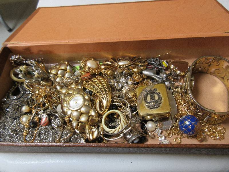 GREAT COLLECTION OF COSTUME JEWELRY