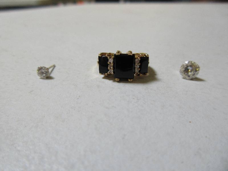 10K YELLOW GOLD BLACK ONYX AND DIAMOND RING 4.1 GRAMS