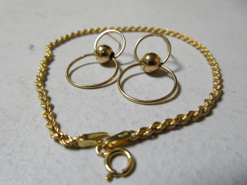 14K YELLOW GOLD DANGLE EARRINGS AND 7 12 ROPE BRACELET
