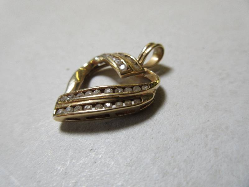 10K YELLOW GOLD DIAMOND HEART PENDANT 3.3 GRAMS