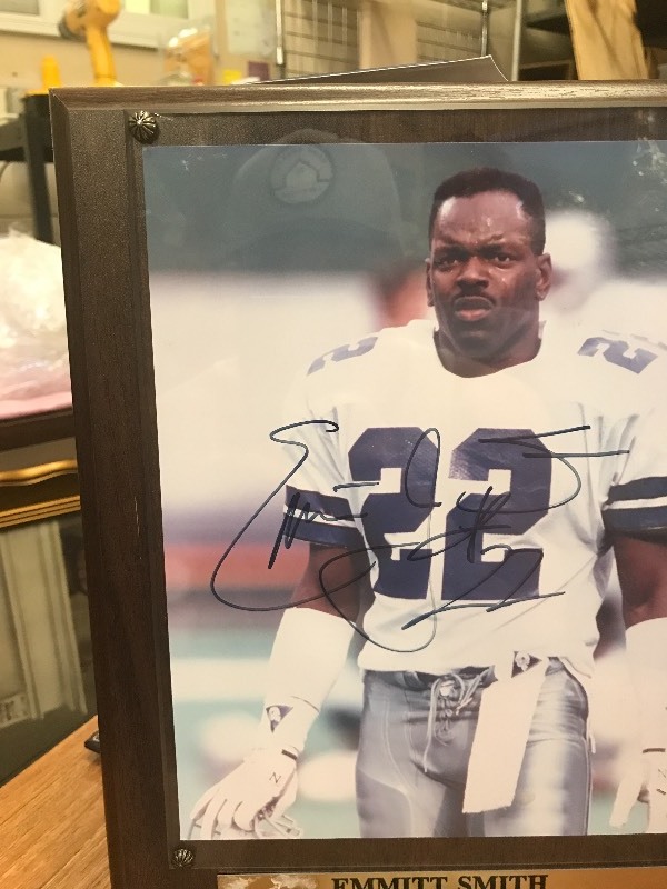 EMMITT SMITH AUTOGRAPHED PHOTO PLAQUE W COA