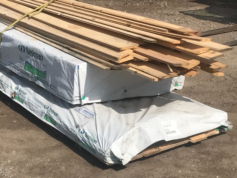 lot 1 image: Pallet Of Knotty Pine Tongue & Groo...