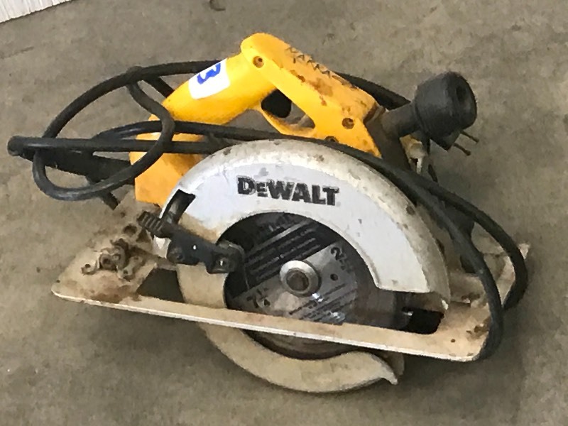lot 53 image: DeWalt DW364 Circluar Saw, 7.25...