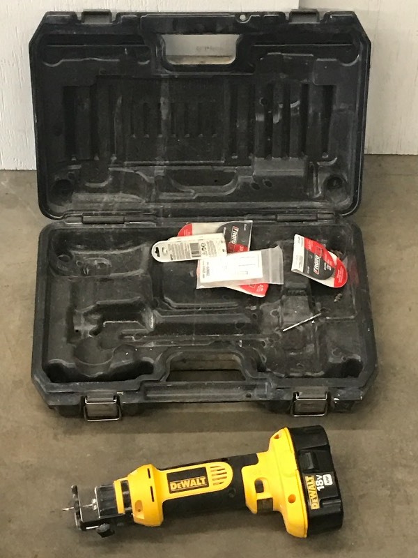 lot 55 image: DeWalt DC550 Cordless 18Volt Cut-Ou...