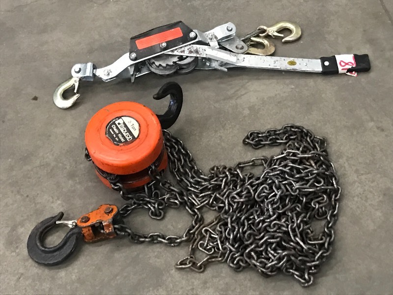 lot 113 image: Lot Of Pittsburgh 2-Ton Chain Hois...