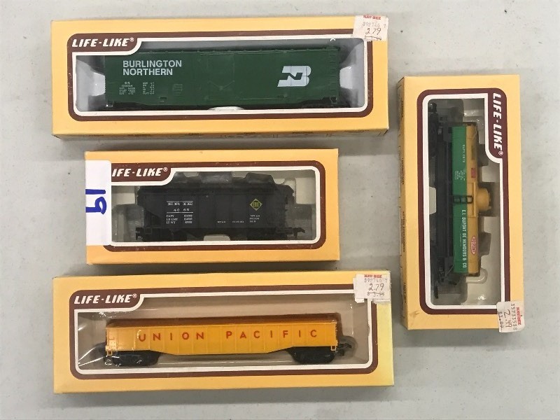 (4) HO Scale Life-Like Train Cars...