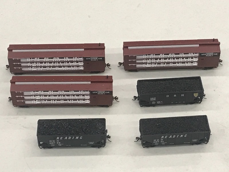 (6) HO Scale Train Cars---See All...