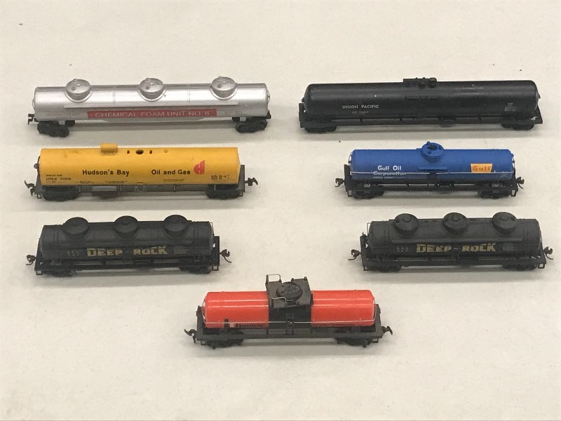 (7) HO Scale Train Cars---See All...