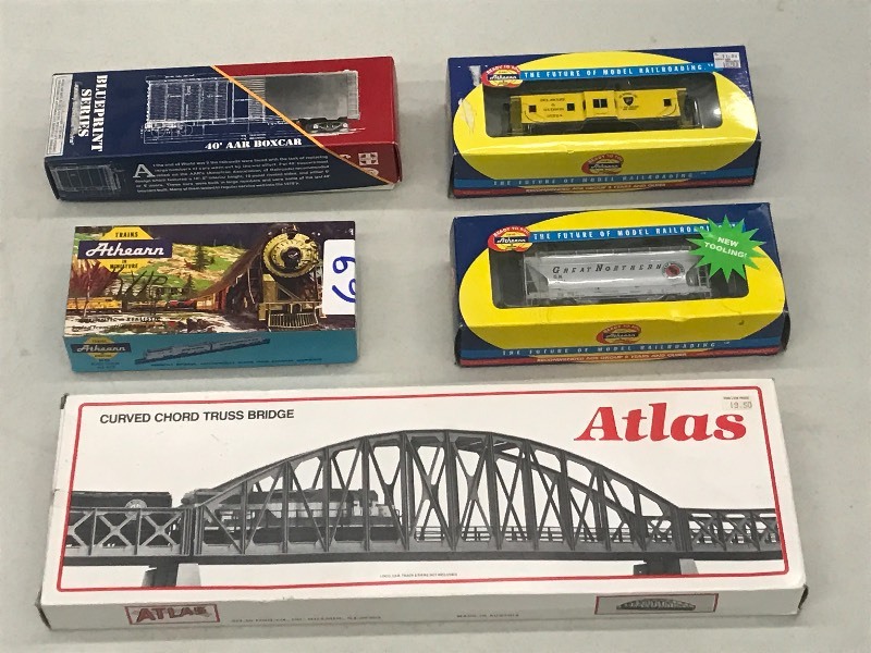 Lot Of (2) HO Scale Model Train ...