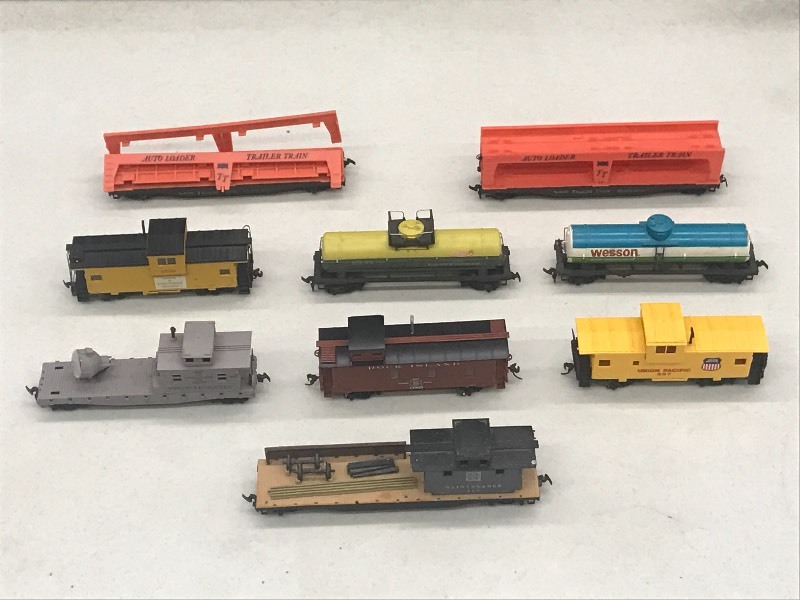 (9) HO Scale Train Cars----See Al...