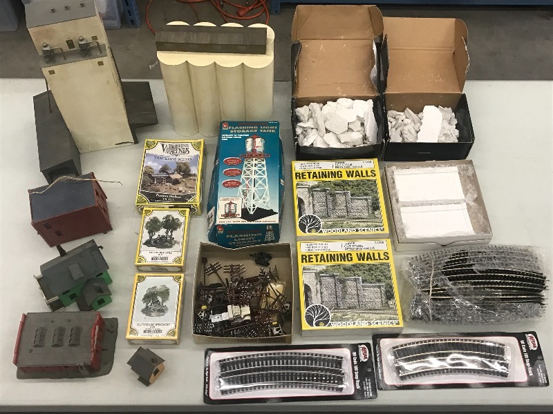 Tote Of Assorted HO Scale Railro...