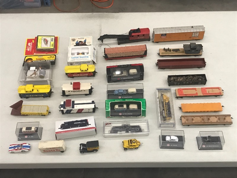 Box Of Assorted HO Scale Railway...
