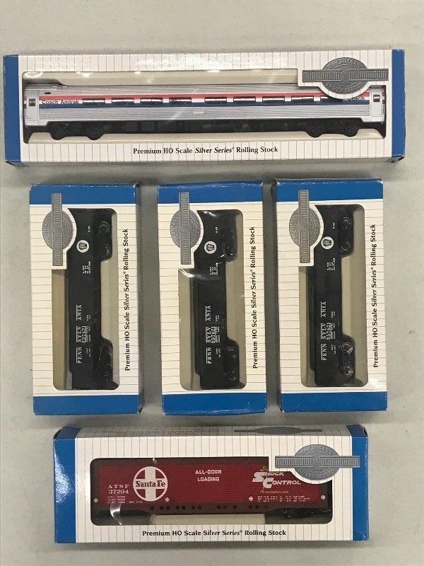 (5) HO Scale Bachmann Train Cars-...