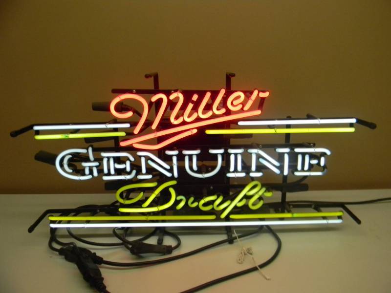 lot 9 image: VINTAGE MILLER GENUINE DRAFT - WORKS - COOL VINTAGE LIGHT - APPROX 27 BY 14 - SEE PICTURES