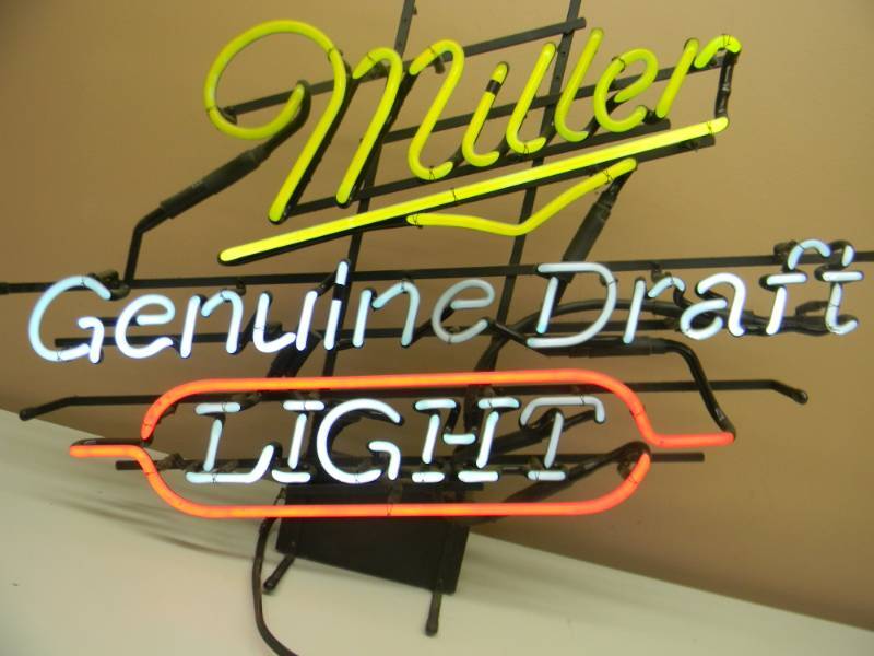 lot 21 image: VINTAGE MILLER GENUINE DRAFT LIGHT - WORKS - APPROX 30 BY 24 - SEE PICTURES