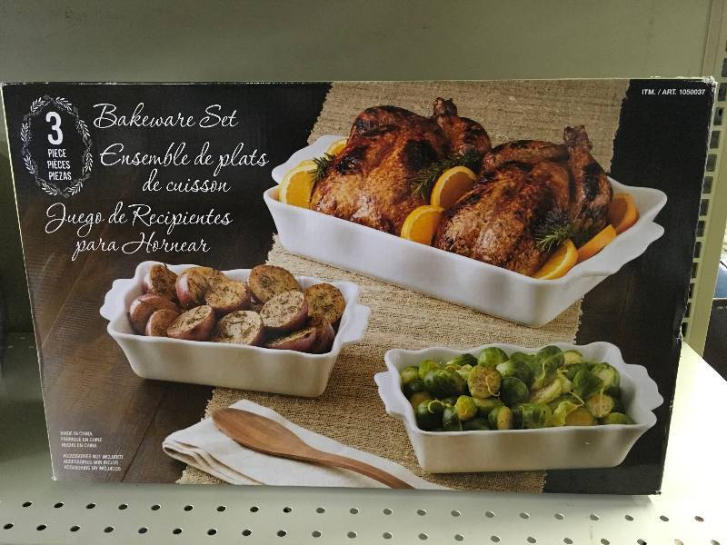 lot 27 image: 3PC Ruffle Bakeware Set, Retail $19.99
