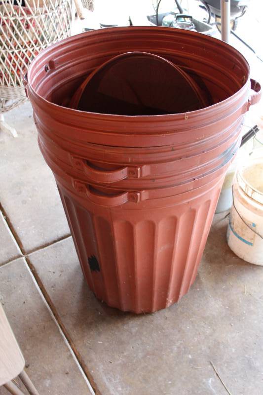 Lot of (3) Plastic Garbage Cans w 2-Lids
