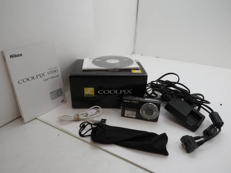 Cool Pix S550 digital camera with lots of extras