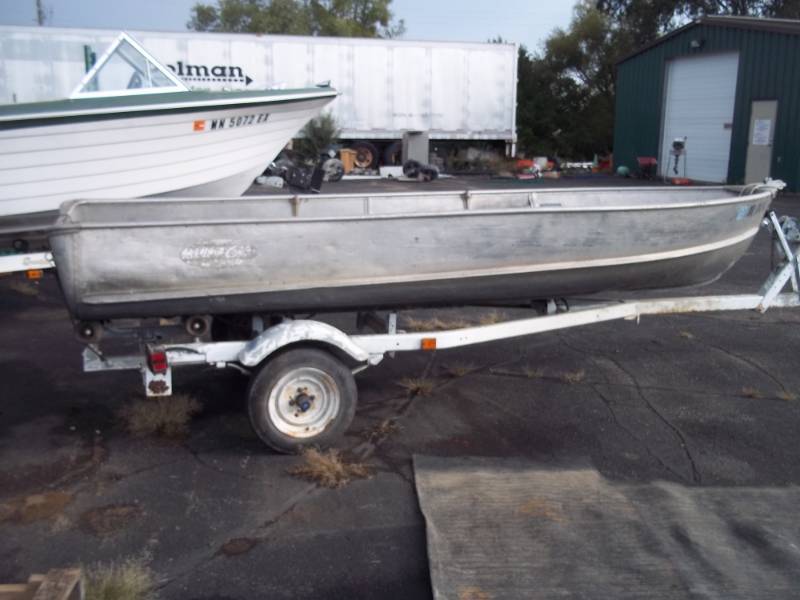 lot 1 image: Alumacraft 14 boat and trailer
