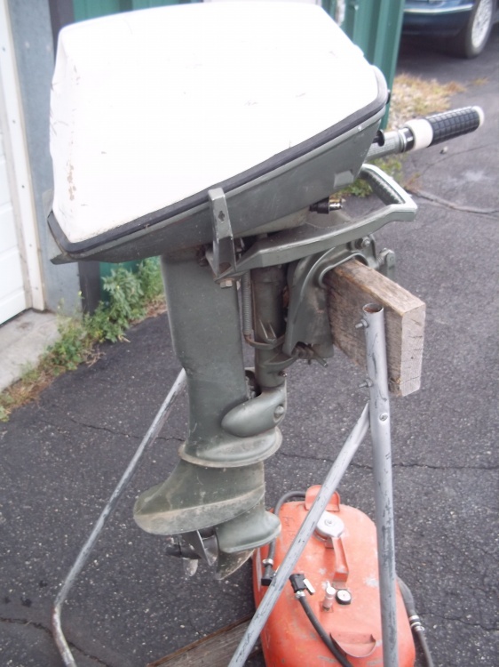 lot 2 image: 6 HP Johnson Outboard motor and Tank