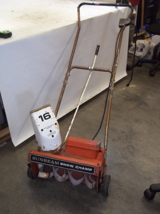 lot 17 image: Sundbeam Electric snow thrower