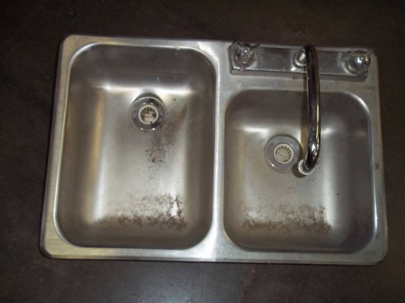 lot 26 image: Small Double sink