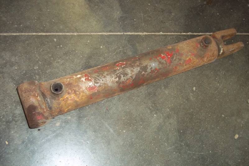 lot 34 image: Large Hydraulic Cylinder