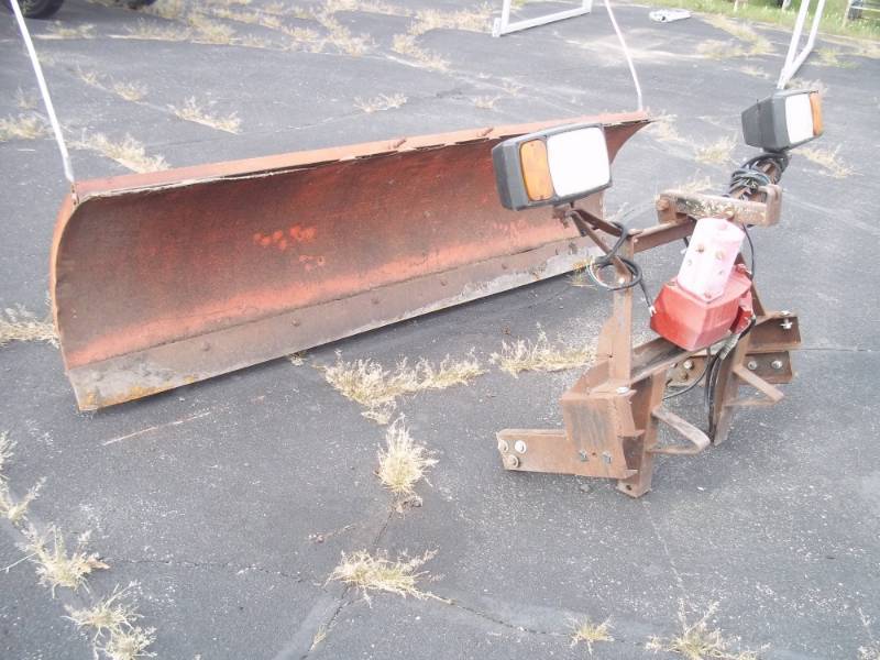 lot 43 image: 8 Snow Plow with mounts and lights