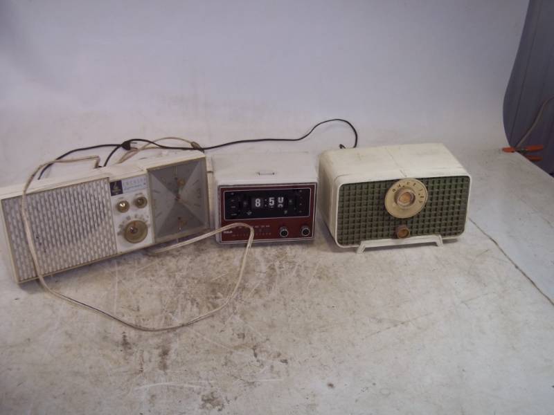 lot 49 image: 3 Vintage Radios