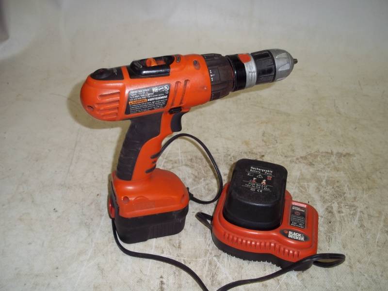 lot 62 image: Black N Decker Cordless drill 12V