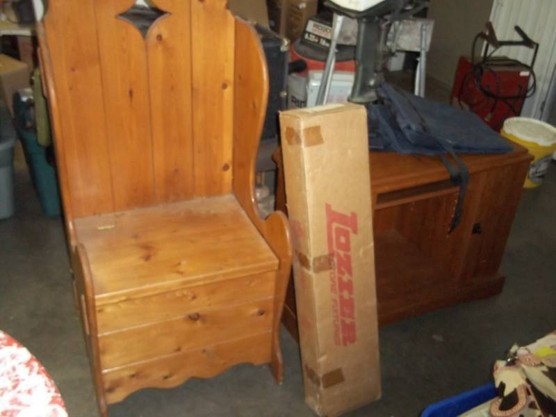 lot 65 image: Entry Chair, Lozier Shelf, TV Stand and Seat pad