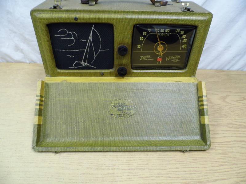 lot 1 image: Zenith Universal Radio