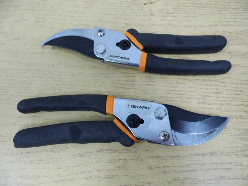 lot 17 image: 2 Pair Fiskars Bypass Cutters