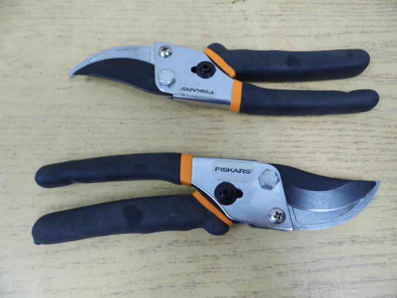 lot 18 image: 2 Pair Fiskars Bypass Cutters