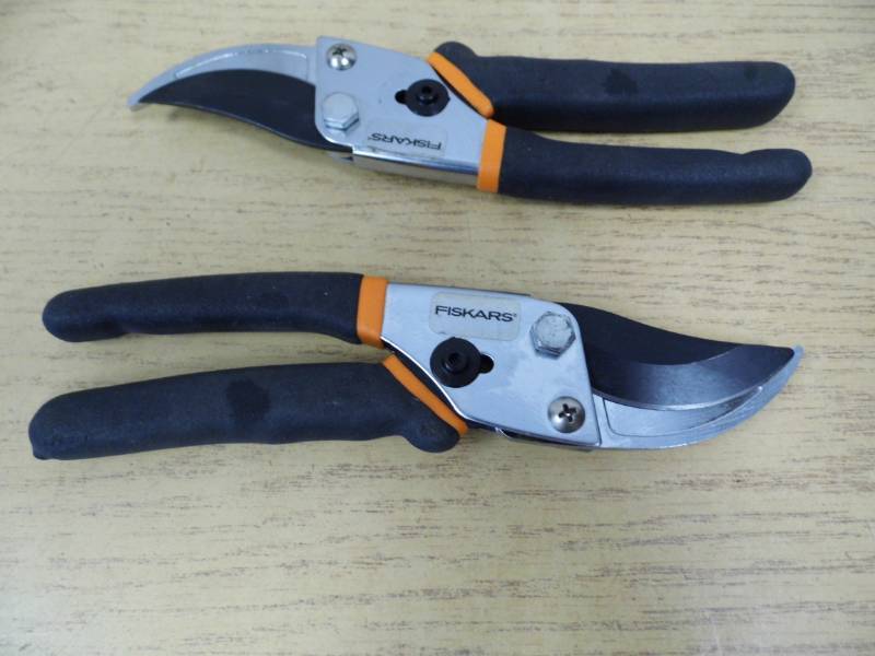 lot 19 image: 2 Pair Fiskars Bypass Cutters