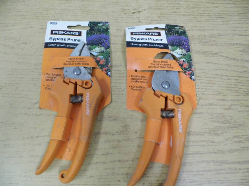 lot 20 image: 2 Pair Fiskars Bypass Pruners